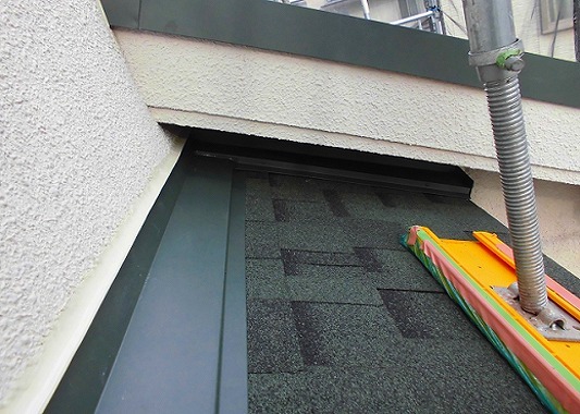 加古川市の差し掛け屋根にきれいに施工された板金